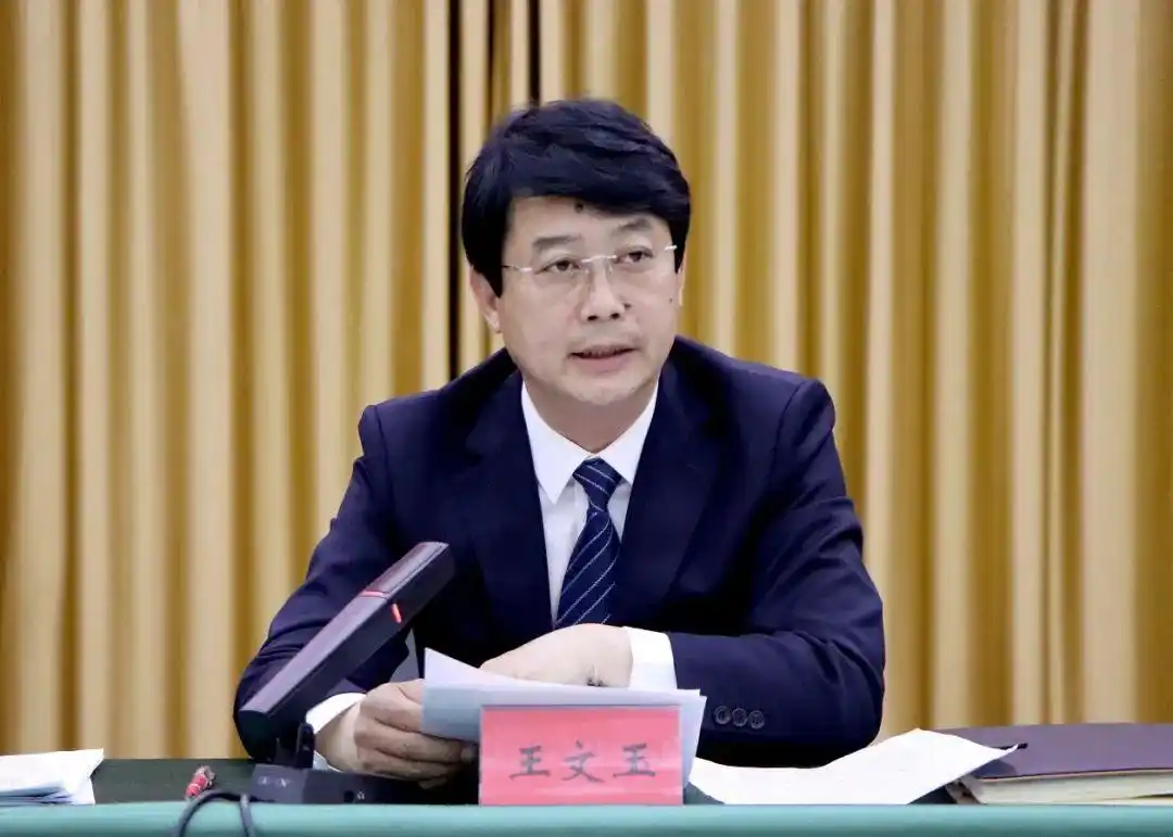 县委副书记,县长提名人选段洪波主持会议.