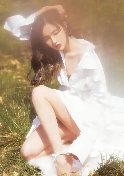 这是一天喝8杯奶茶的吴宣仪?穿白色衬衫裙赤脚出镜,港风美女范