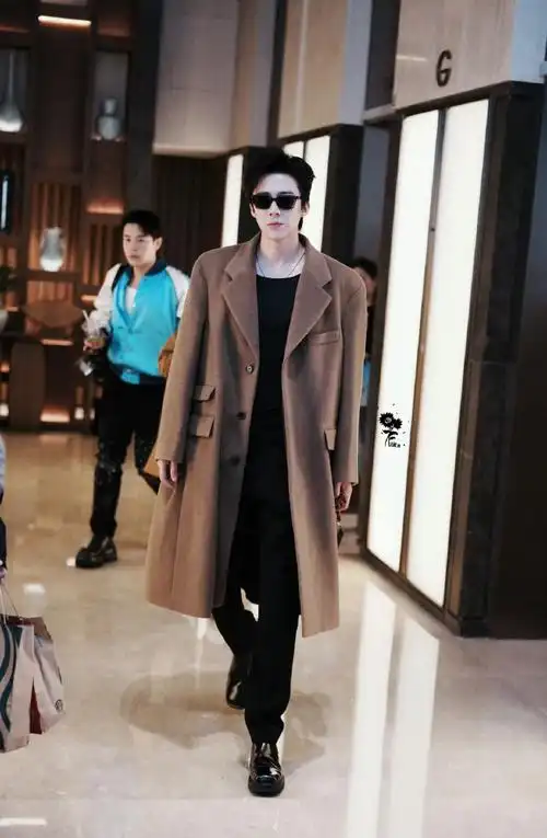 刘宇宁小跑到粉丝堆里打照顾##刘诗诗刘宇宁hi6上班路透