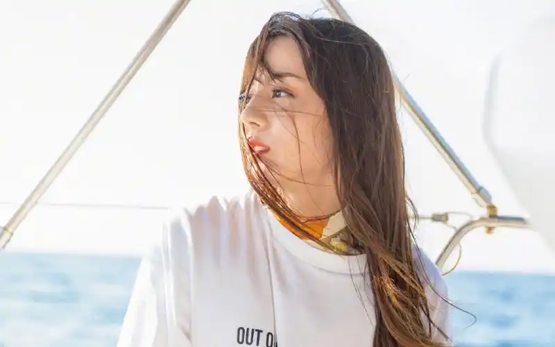 迪丽热巴海上清新高清桌面壁纸