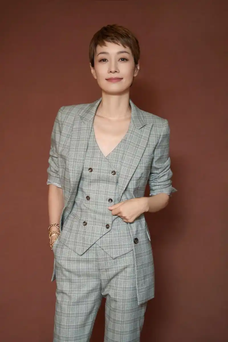 马伊琍气质真好白t配军绿色阔腿裤舒适自然基础款穿出高级感