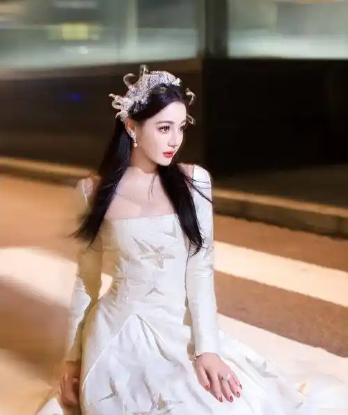 迪丽热巴脸在江山在 白色露背星光礼服秀美背 怼脸镜头没在怕的_时尚