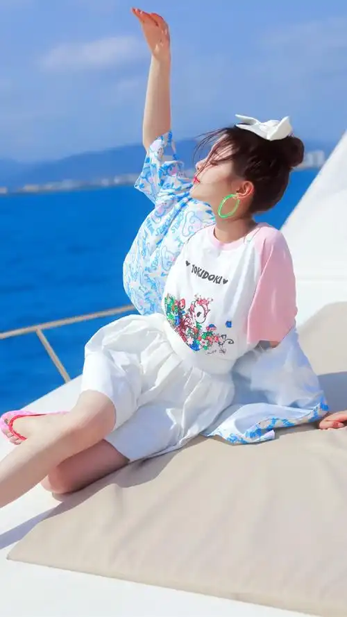 杨超越三亚度假