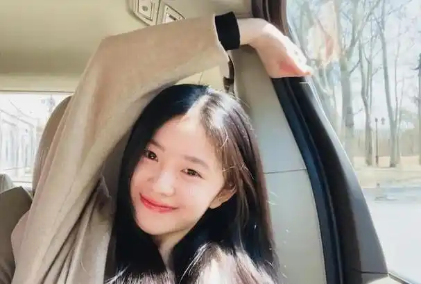 昨夜荆州刘浩存圈内地位竟然如此竟被成龙弯腰扶上台