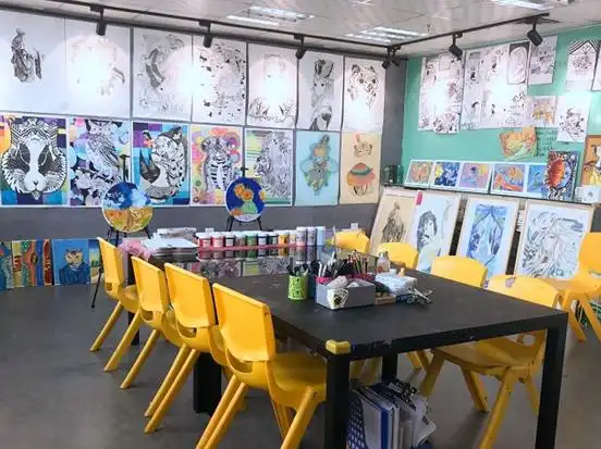 少儿美术培训班主要为孩子呈现出的是一种启蒙涂鸦,绘画游戏为主,主要