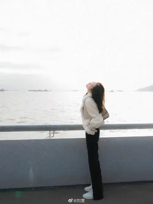 超模刘雯疯起来了在海边吹风玩泡泡每一张都是大长腿