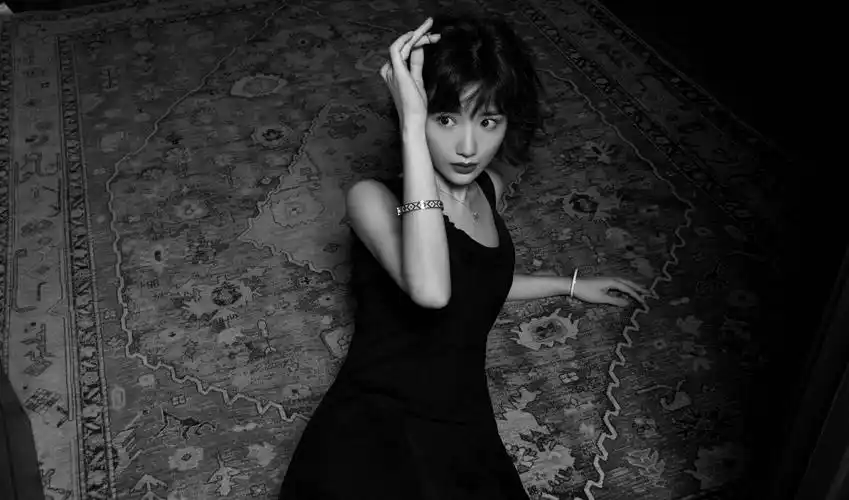毛晓彤黑白港风大片上线 卷发配红唇极具氛围感