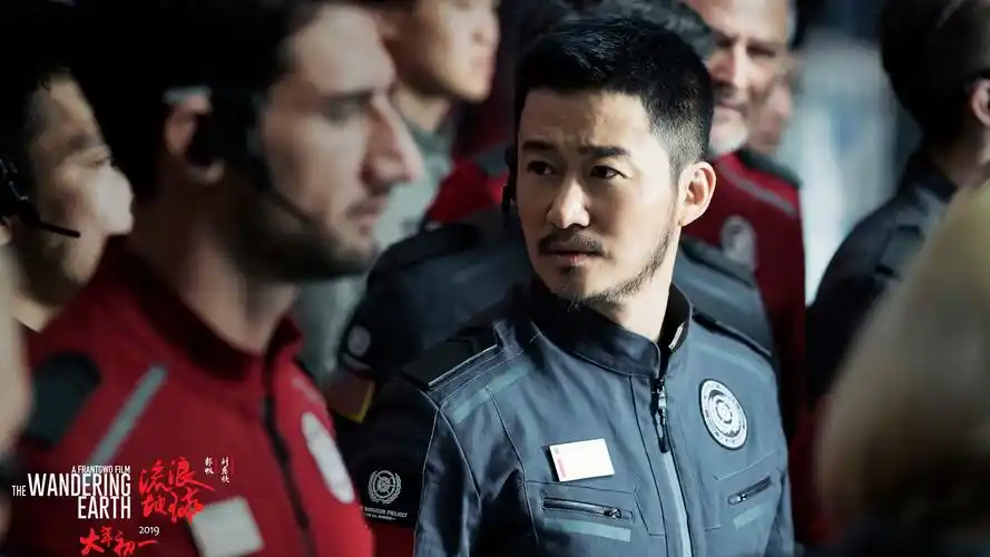 流浪地球剧照 吴京目光深沉陷入思考壁纸