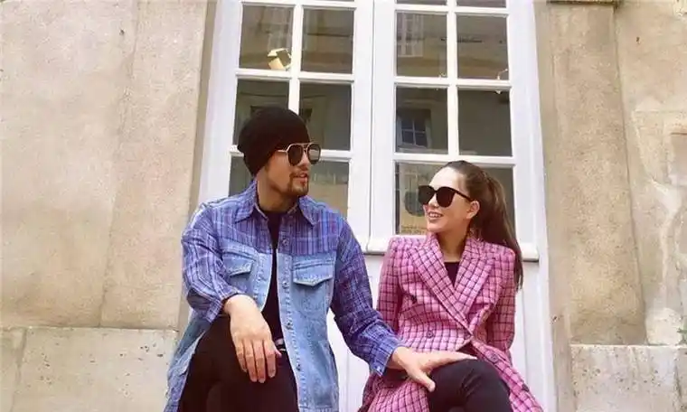 原创秀恩爱周杰伦晒与娇妻昆凌的合照手戴戒指目光深情令人羡慕