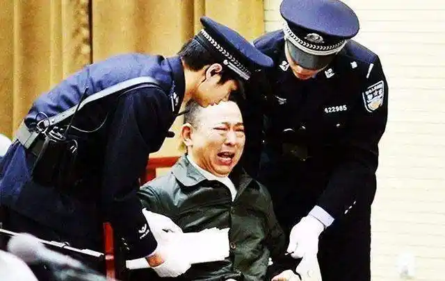 死刑执行方式2注射指的是死刑犯行刑时被绑在椅子上,法医向死刑犯的手