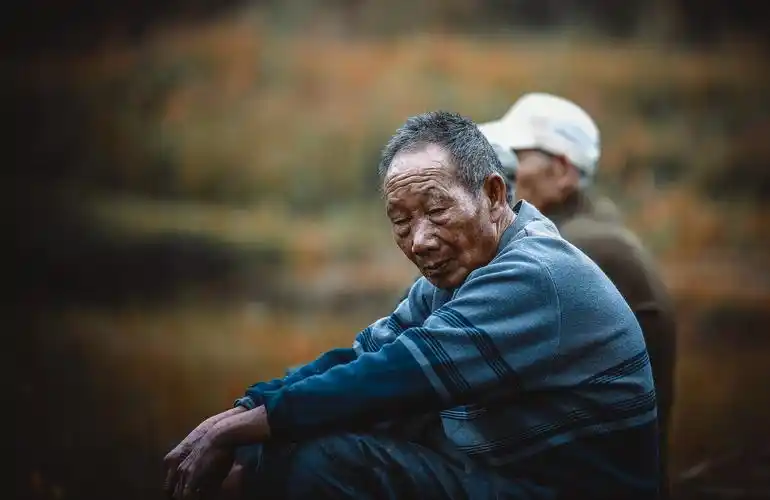 黄昏,几个老人坐在田硬上叙家常时抓拍的