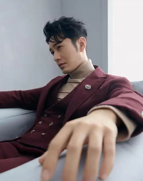 黄晓明复古格纹阔腿裤时尚写真