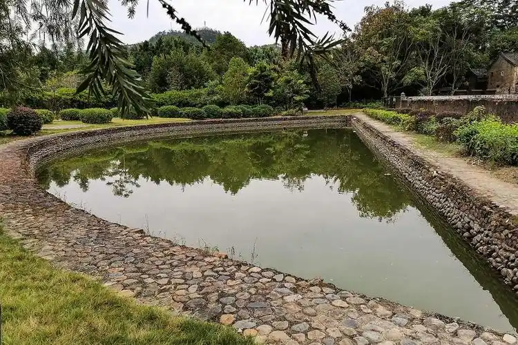 楼前的半月形水池