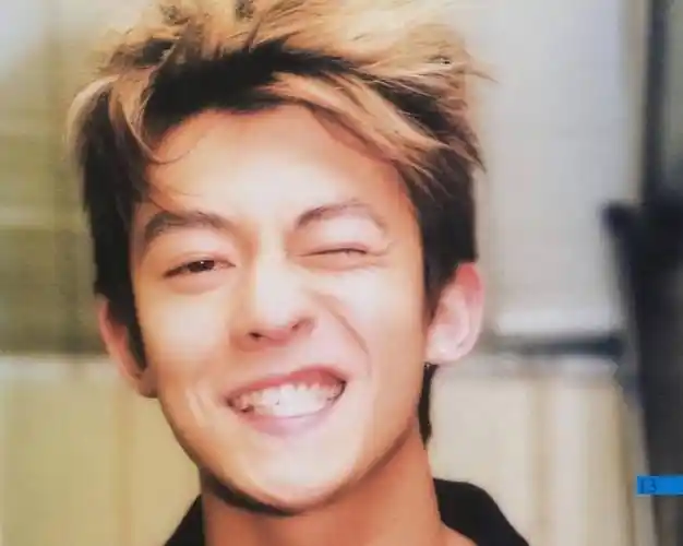 42岁陈冠希日本被偶遇,两鬓头发花白明显,头绑蝴蝶结脚踩绣花鞋_网友