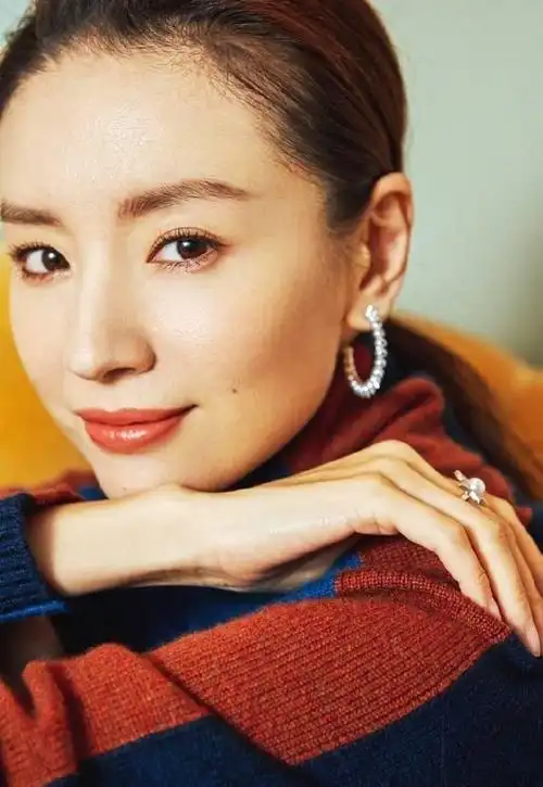 80斤的董洁又带火了黑白穿搭:开衫 白t恤 半身裙,高级又洋气