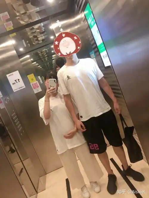 一直很好奇20公分到30公分身高差的情侣女生穿平底鞋的话都到男生的