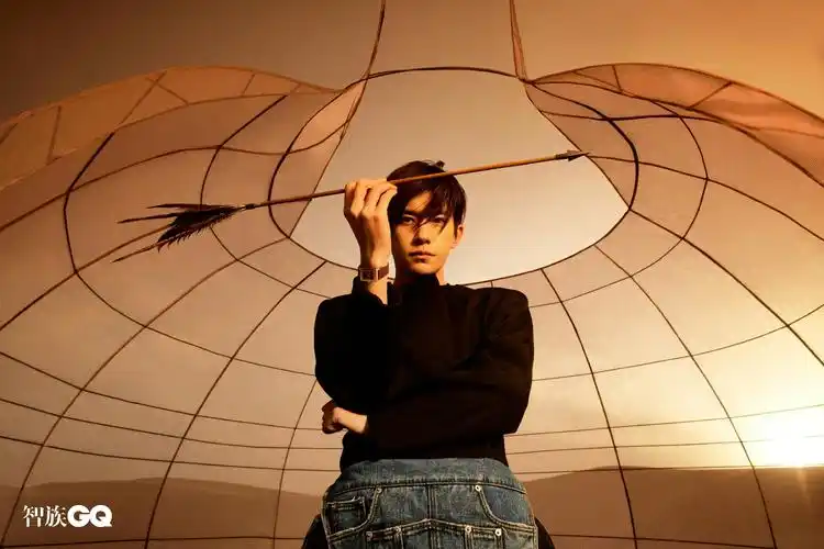 易烊千玺gq杂志封面&内页释出 是没见过的风格!
