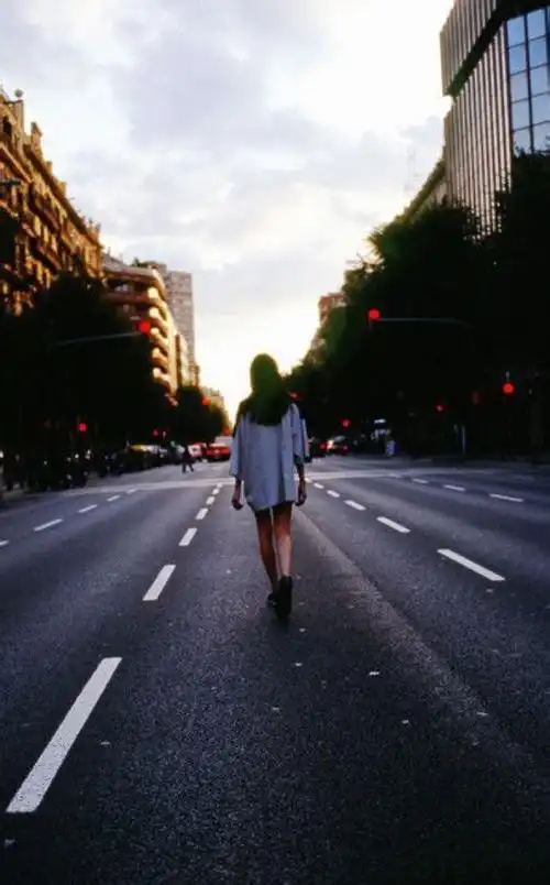 壁纸 女生 意境 背影 街头-堆糖,美好生活研究所