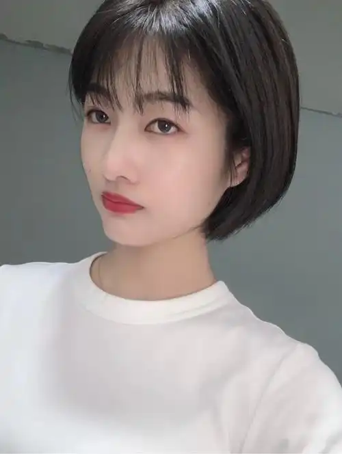 2021最火的短发造型"初恋发"可以说是今年最火的短发了,类似于bobo头
