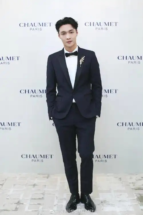 张艺兴正装身材比例#来一组戴着尚美的全身. 来自一颗污糖 - 微博