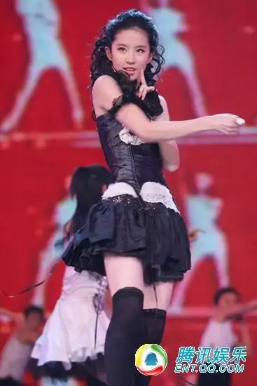 刘亦菲10年前热舞曝光 超短裙 大胆自摸