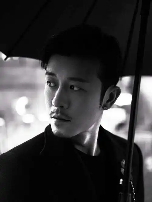 不少观众是从2020年的《我,喜欢你》这部剧,开始关注林雨申的.