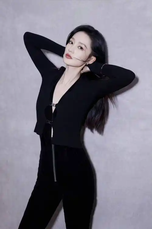 李沁最新时尚造型_摩登_一身_黑色
