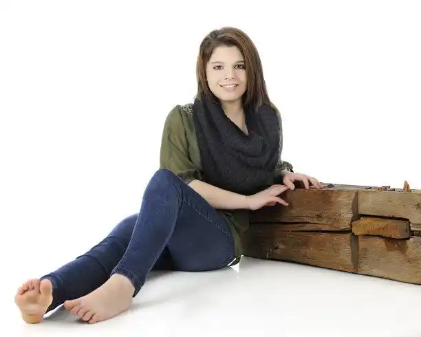 小女孩 赤脚图片