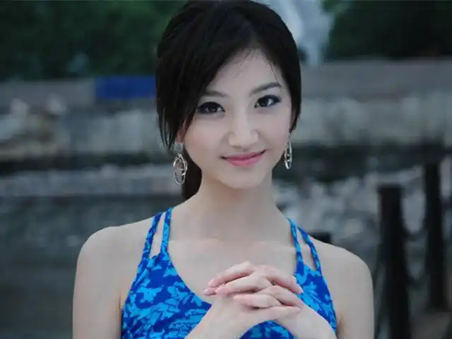 景甜早期生活照曝光穿低领装站在江边拍照侧身状态引起热议