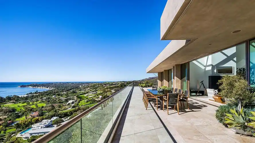 每日豪宅 | 背山面海的马里布现代观景大宅