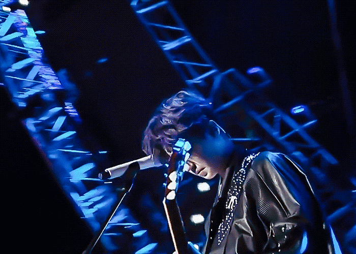 舞台上闪耀夺目的王俊凯深情款款地望着你