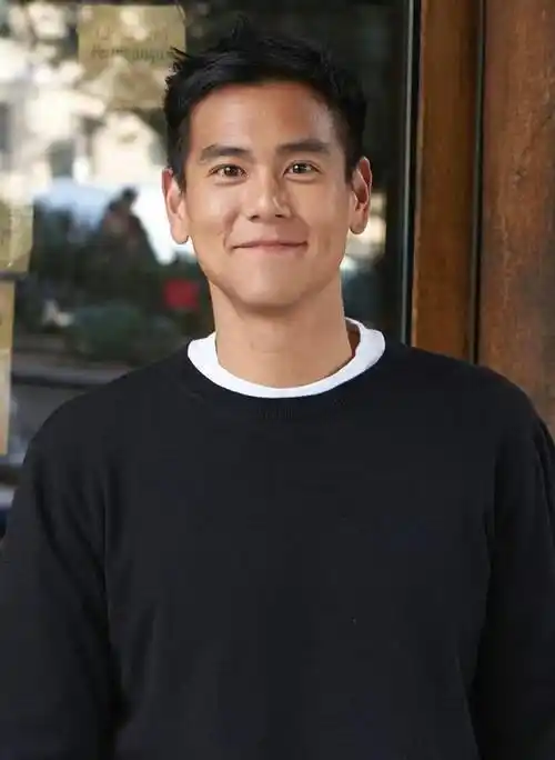 42岁彭于晏遛狗被偶遇,打扮朴素不修边幅_网友_营业_照片