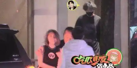 刘宇宁夜晚与好友聚餐一女士喝醉酒被刘宇宁助理等人搀扶出饭店_休闲