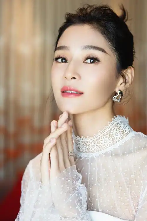 演员王媛可近日活动妆容金棕色调