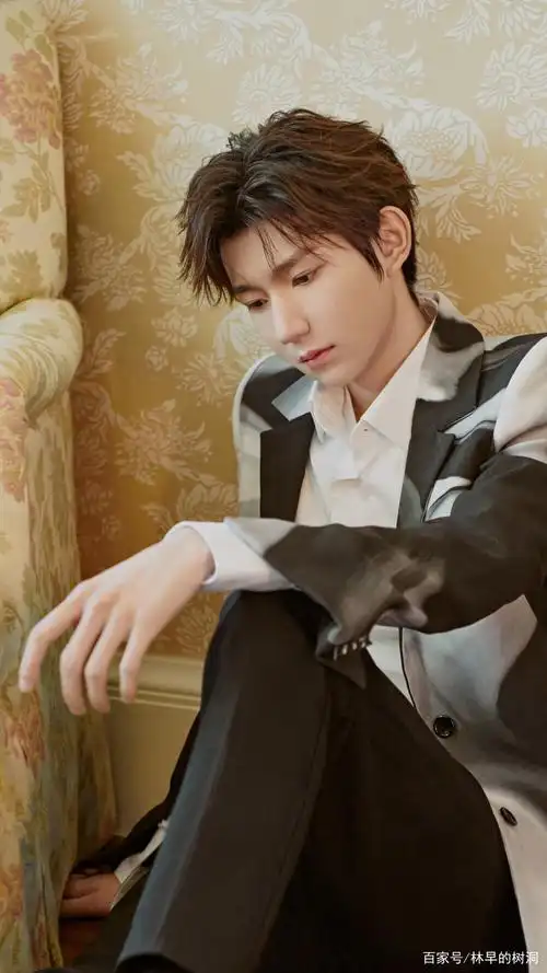 王源:庆祝源源开通微博九周年 一起来看帅照!