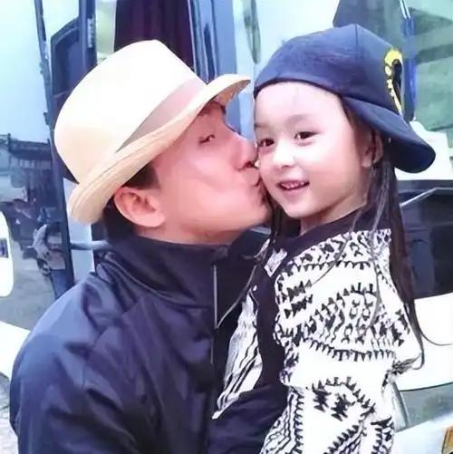 2岁时,刘楚恬便开始了她的演艺生涯,随后出演了多部知名大剧和大电影