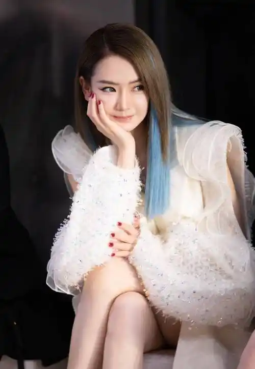 夸张的颜色放在戚薇身上不仅没有不适合,反而演绎出一场集清冷与霸气