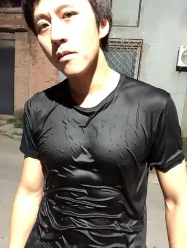 邓超大秀腹肌超哥这波湿身腹肌照你给几分网友娘娘笑晕在厕所