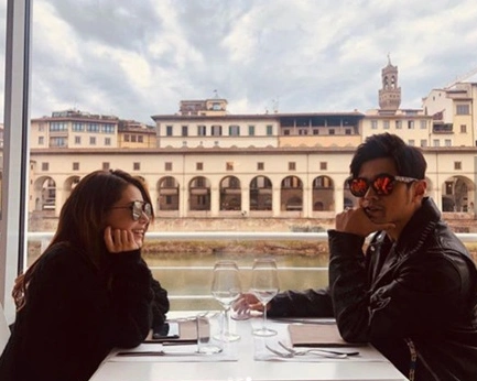 周杰伦昆凌重回5年前路牌合影 甜蜜庆结婚纪念日