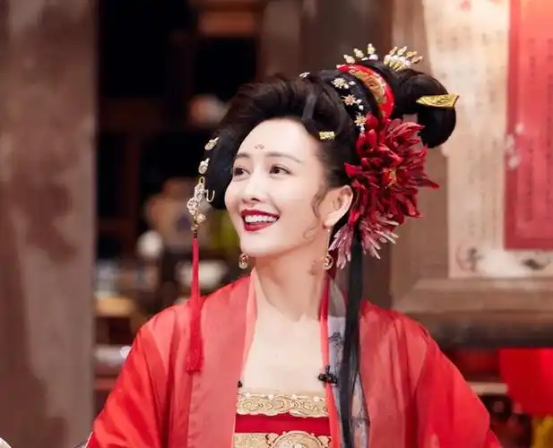 从小被寄养在别人家,送给妹妹66万嫁妆,王鸥的感情至今成谜