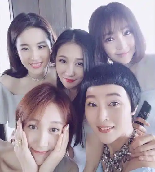 而且周扬在圈内的人缘很好,佟丽娅结婚时,她也是丫丫的伴娘团成员之一