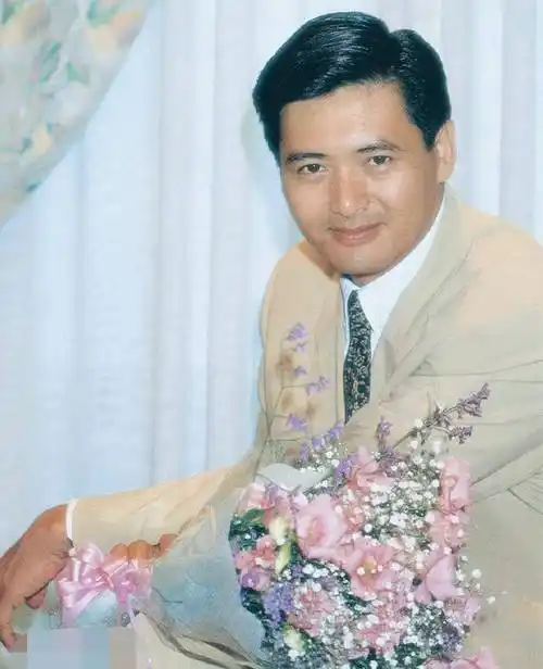 原创周润发从影46年获奖无数晚年却坐公交出门钱都去哪了