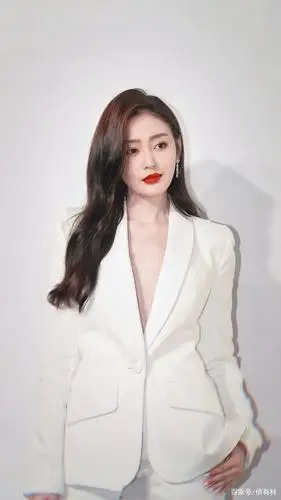 不愧是张天爱,只要营业就惊艳!这次白色深v真空西装帅起来霸气!