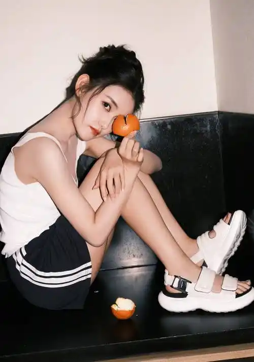 蒋依依白色吊带背心悠闲写真_穿着_照片_阳光和