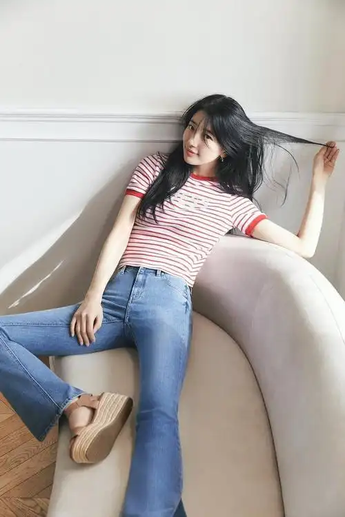 裴秀智品牌宣传图 简约上衣搭配紧身牛仔裤,黄金比例的身材