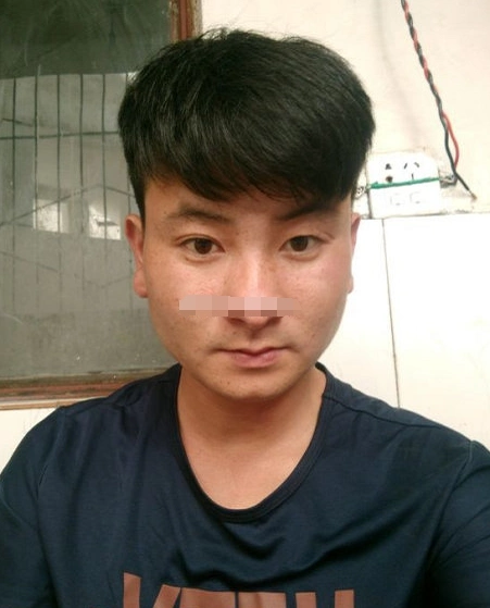 圆脸耳朵反骨法令纹不对称做事有主见能经商创业发展大