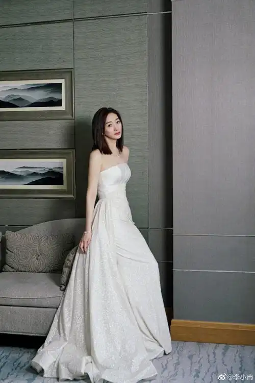 李小冉抹胸白色长裙造型##李小冉魅力人物
