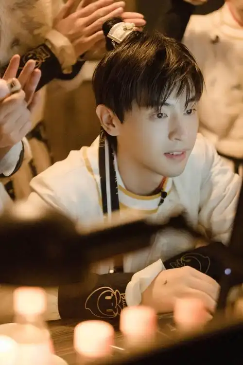 邓伦密室大逃脱剧照公开古装玩具枪反差感十足