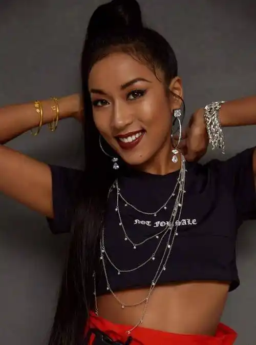 都说一白遮百丑,但这位肤色黝黑的女星,依然美得耀眼_吉克_音乐_女孩