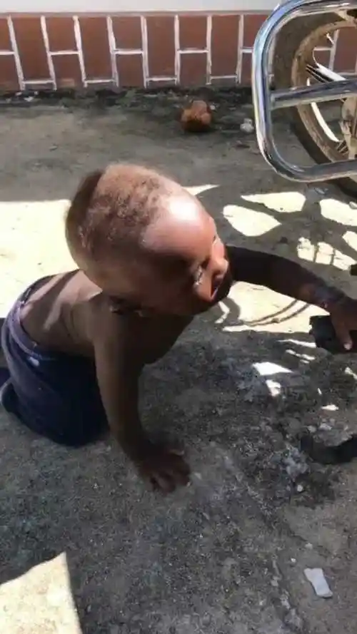 破坏力非常强,这小黑孩力气还挺大